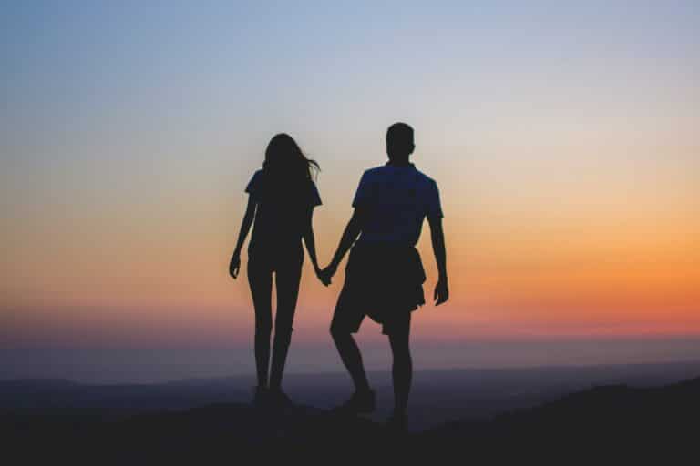 Un couple devant un coucher de soleil