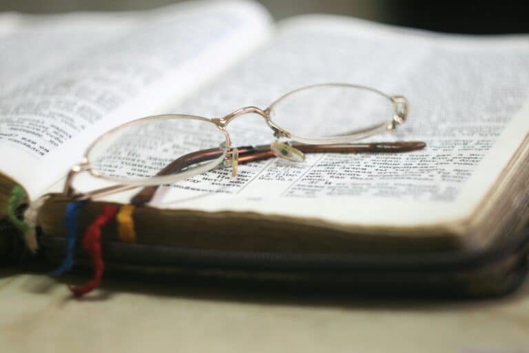 Une paire de lunettes se trouve sur un livre