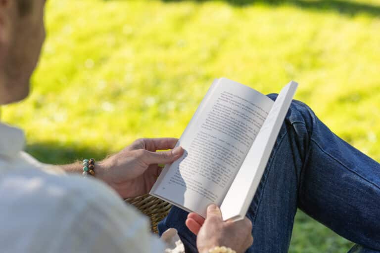 Un homme lit La Question Interdite de Valérie Gans