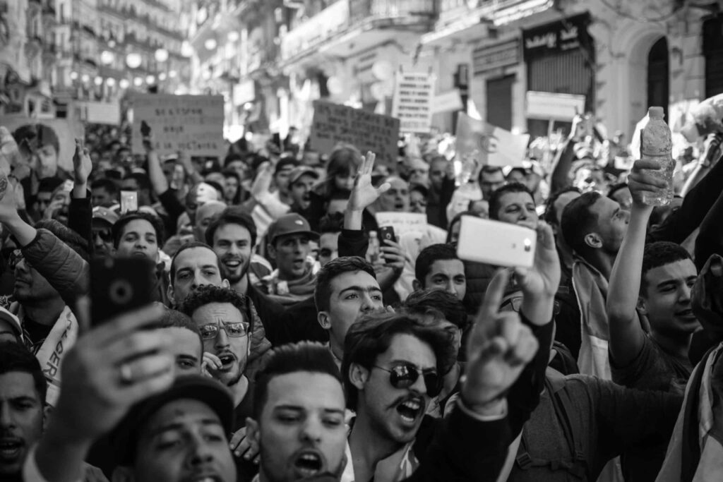 Une photo d'une foule de personnes dans une manifestation