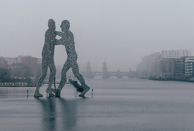Ville dans le brouillard avec une statue de deux hommes qui se battent