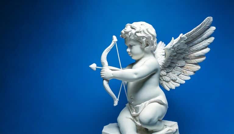 Une statue d'un petit cupidon sur un fond bleu