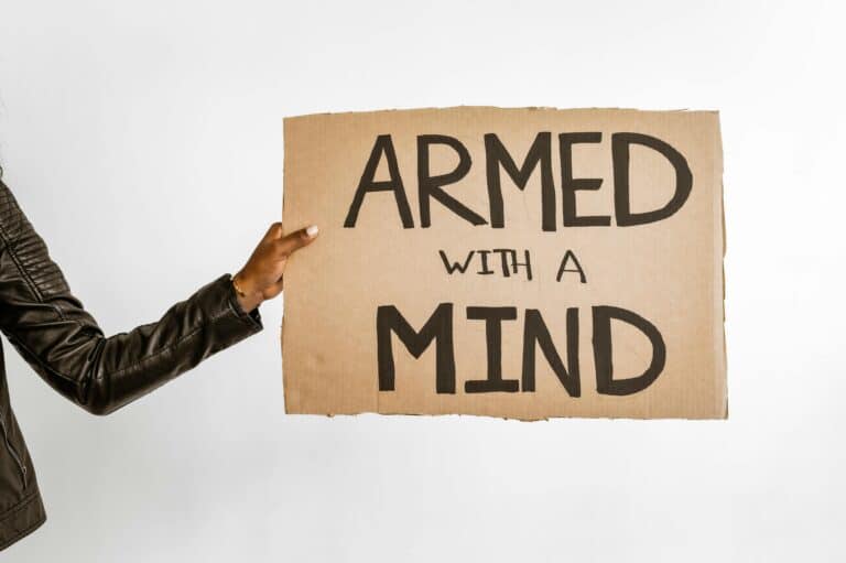 Sur une affiche est écrit en anglais : Armé d'un esprit