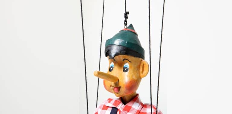 Pinocchio est représenté avec son long nez