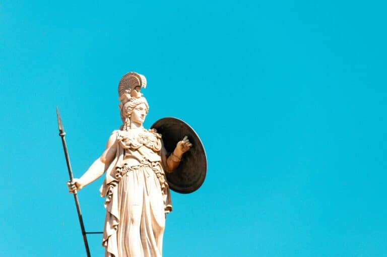 Une statut d'Athéna sur un ciel bleu