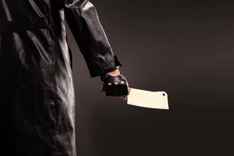 Un serial killer avec une hache à viande