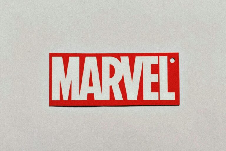 Le logo de marvel sur un fond clair