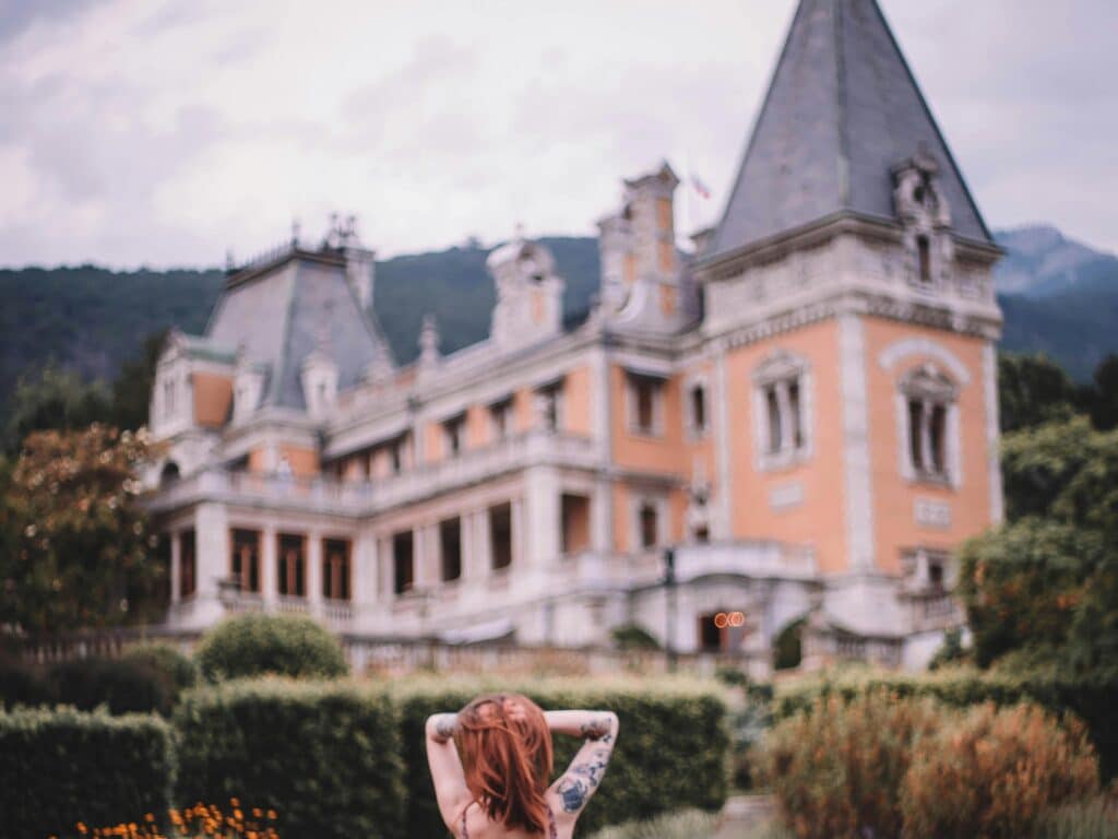 UneAutreVoix-Postmodernisme-Chateau - Une Autre Voix Une élégante maison de maitre