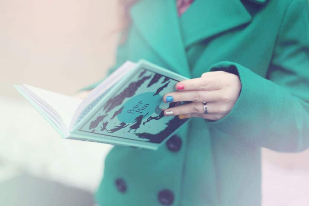 Une femme tient le livre de Peter Pan