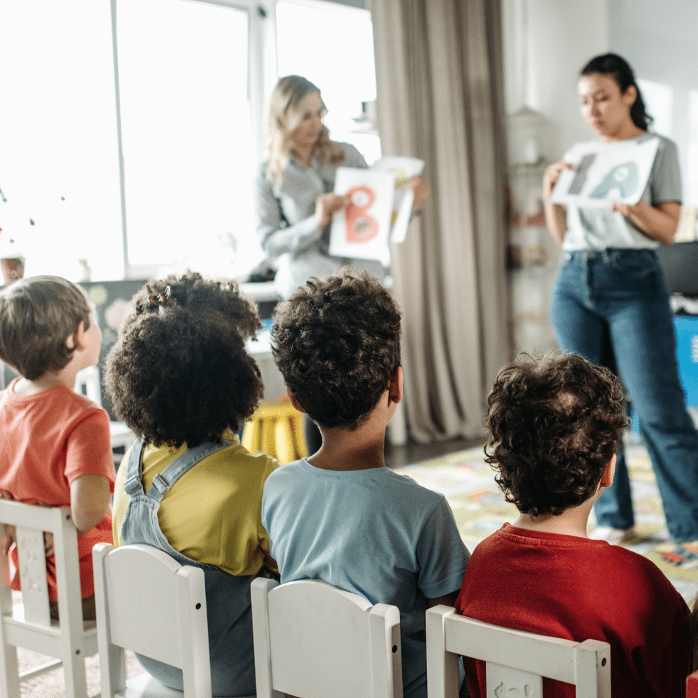 UneAutreVoix-Tiède-Education - Une Autre Voix Des jeunes enfants suivent un enseignement