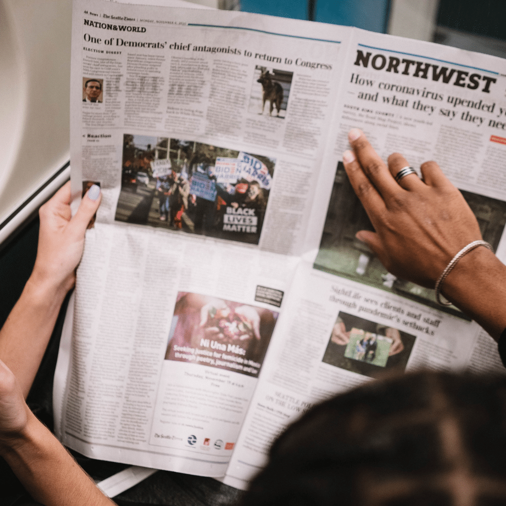 UneAutreVoix-Tiède-Media - Une Autre Voix Une femme lit un journal dans un avion