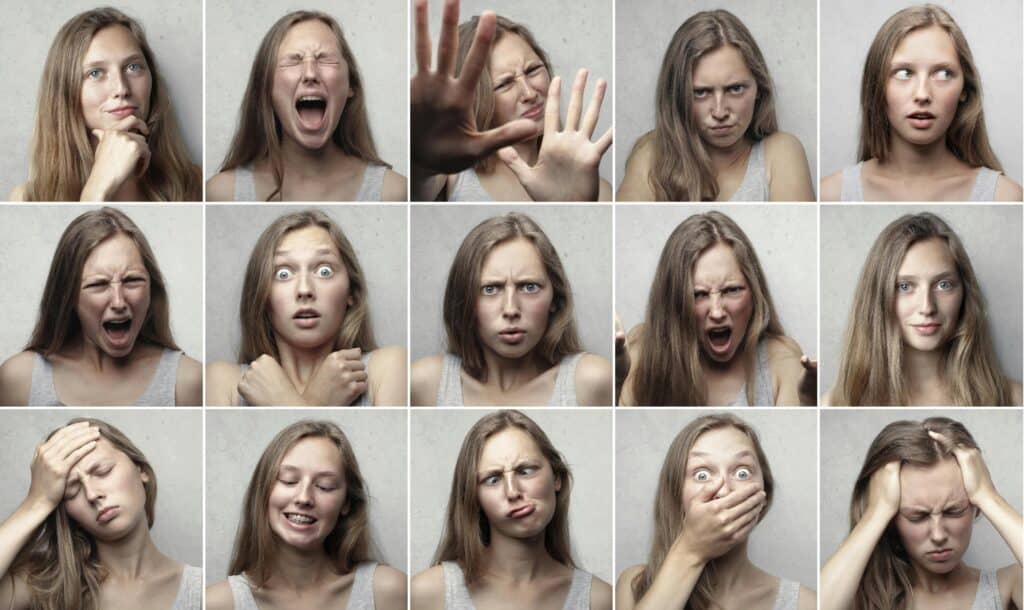 UneAutreVoix-Emotions-Femmes - Une Autre Voix Une femme pose avec d'innombrables emotions