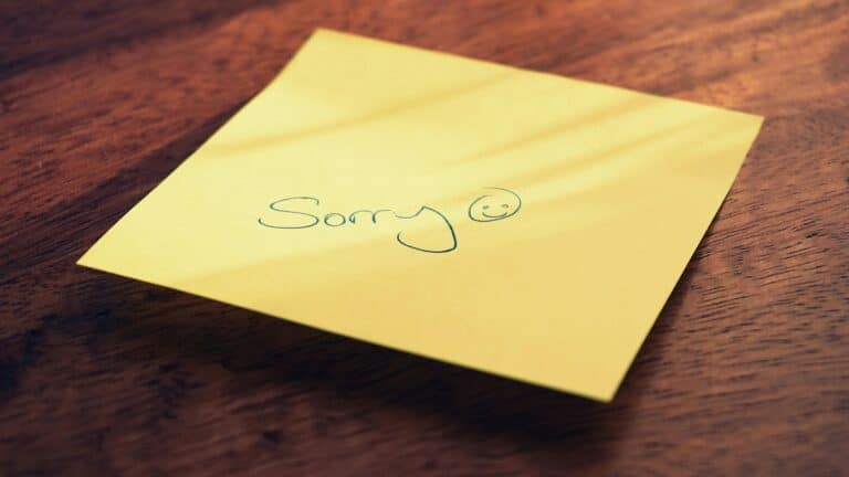 UneAutreVoix-Excuse-Note | Une Autre Voix Un post-it sur lequel il est écrit "sorry"