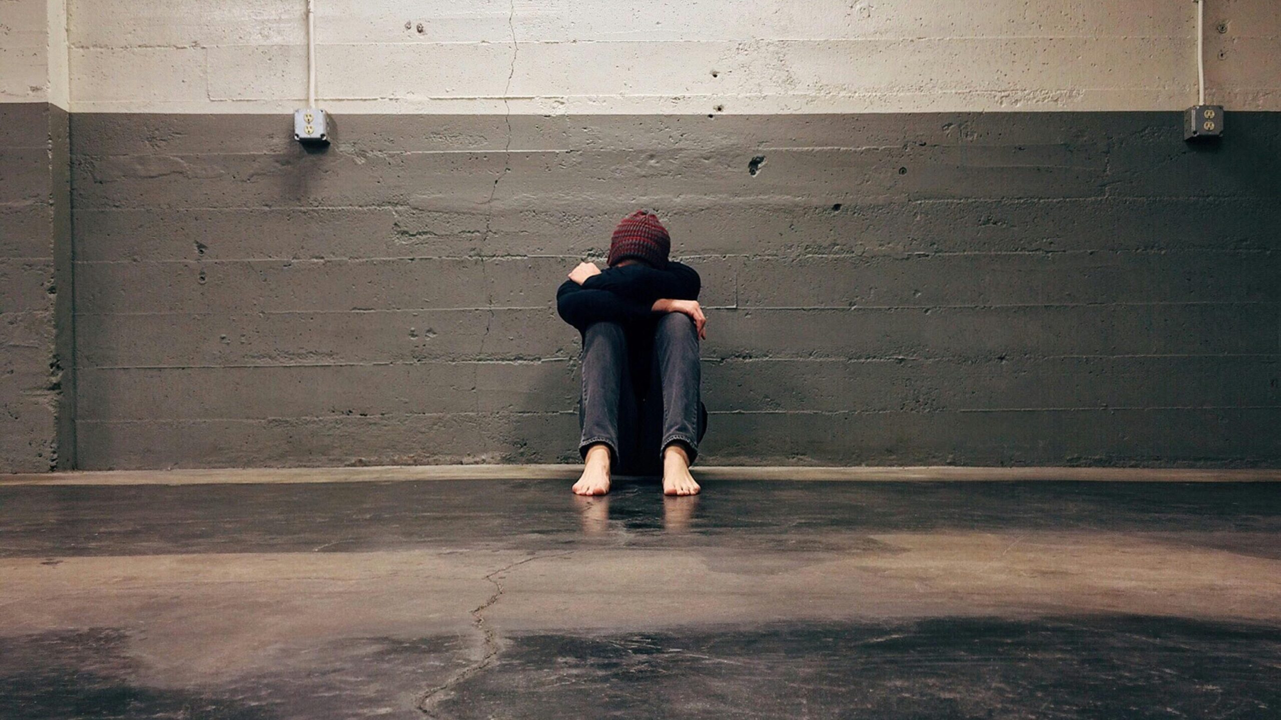 Une personne seule devant un mur
