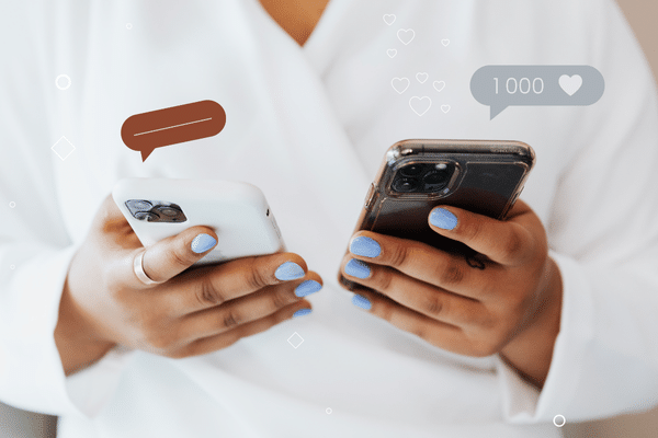 Une femme tient deux téléphones dans ces mains avec des notifications