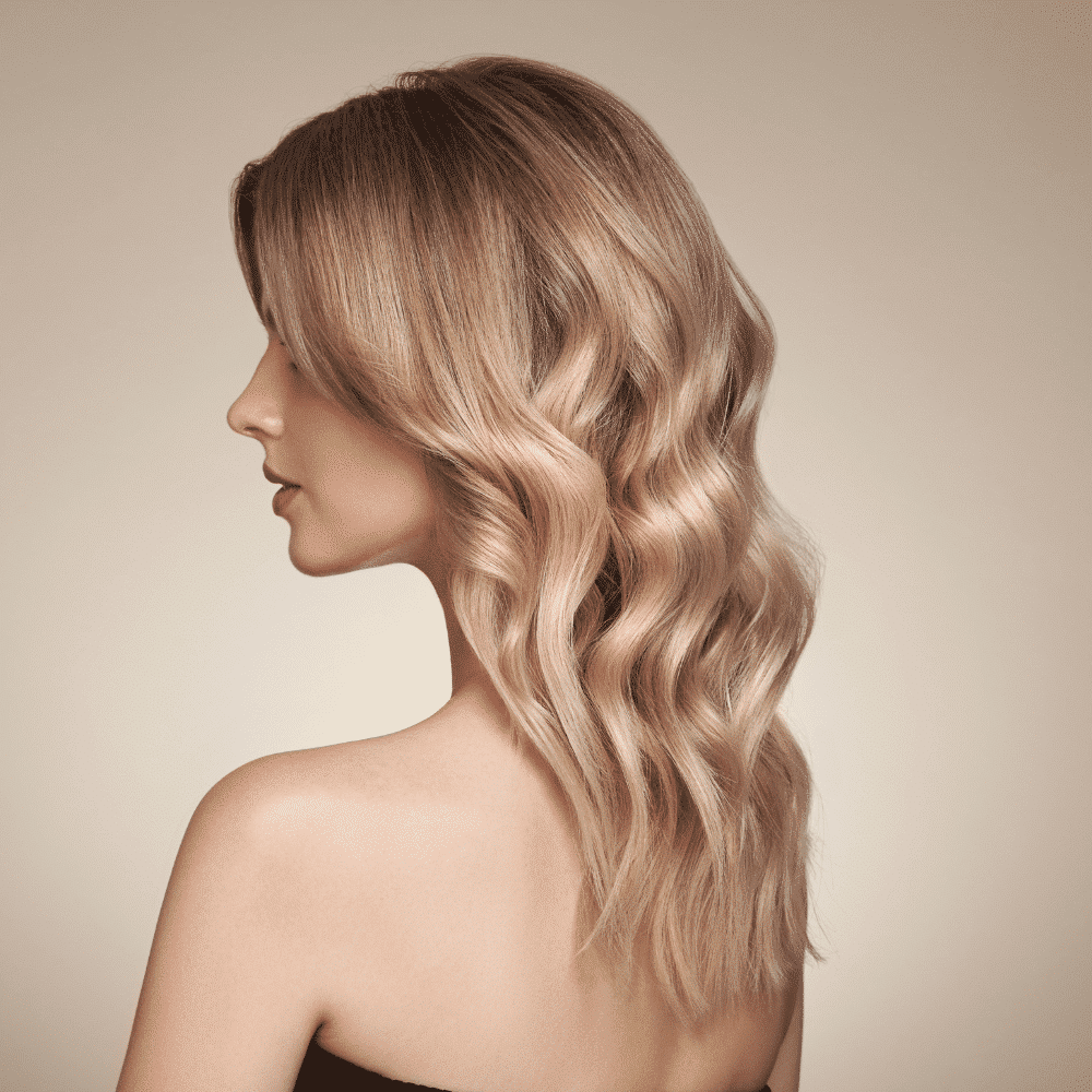 Une belle femme avec de longs cheveux blonds