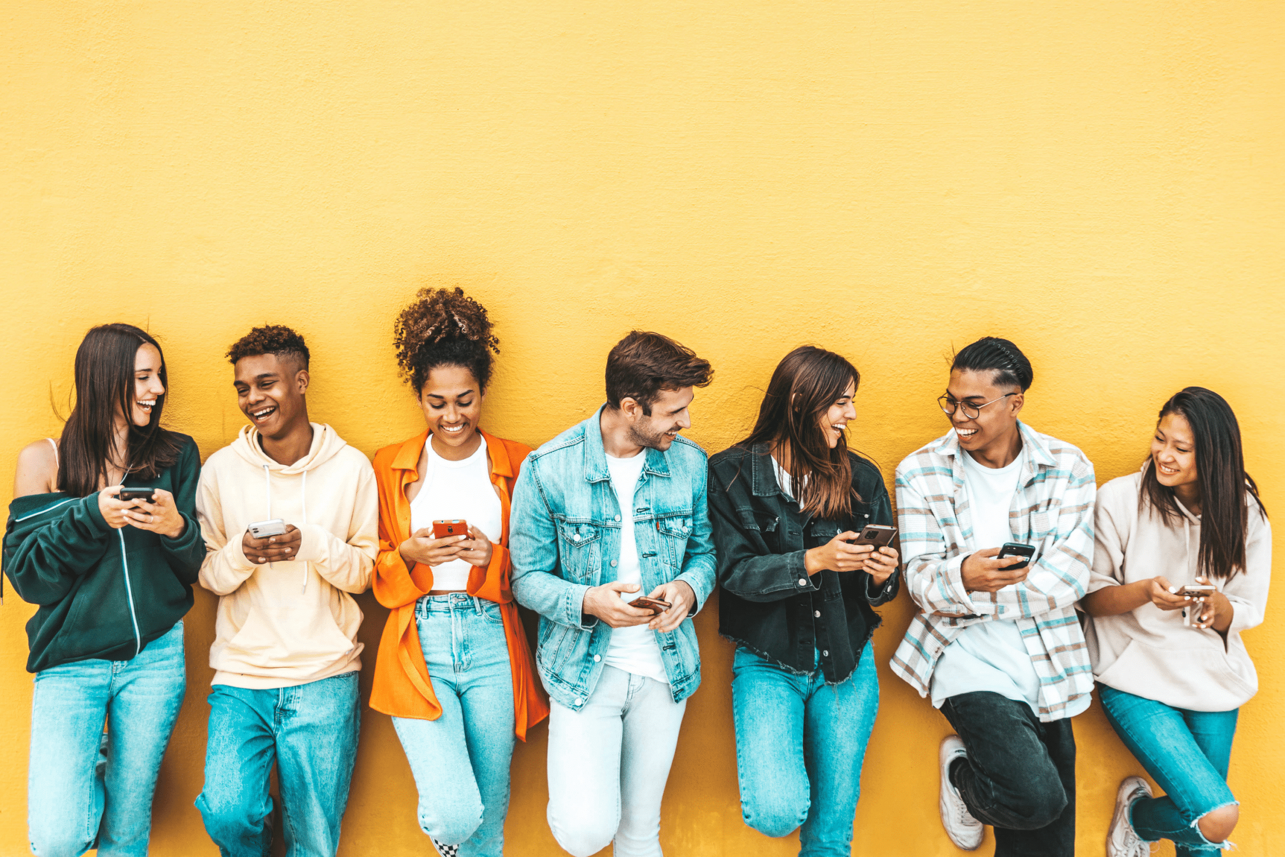 Un groupe de personnes sur un fond jaune
