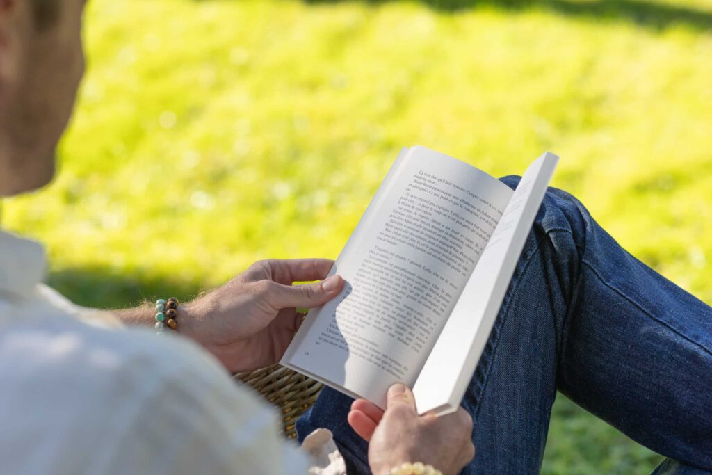 Un homme lit La Question Interdite de Valérie Gans