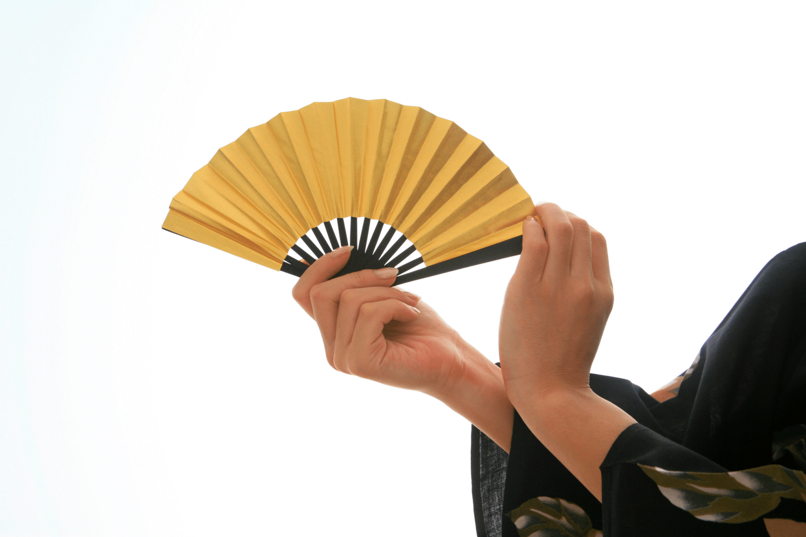 Une femme tient un éventail