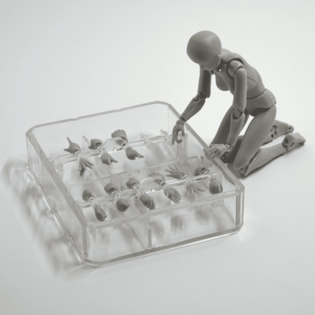 Une statue en bois choisit quelle main il veut