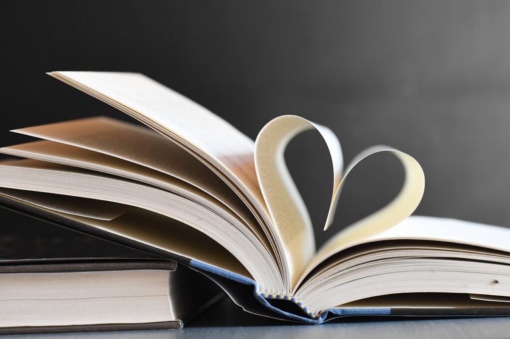 Livre ouvert avec deux pages qui forment un coeur