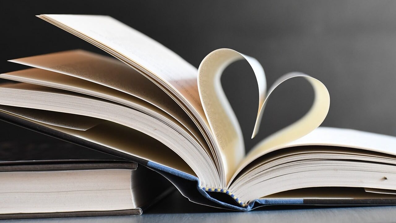 Livre ouvert avec deux pages qui forment un coeur