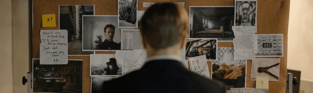 Un homme regarde un tableau d'une enquête