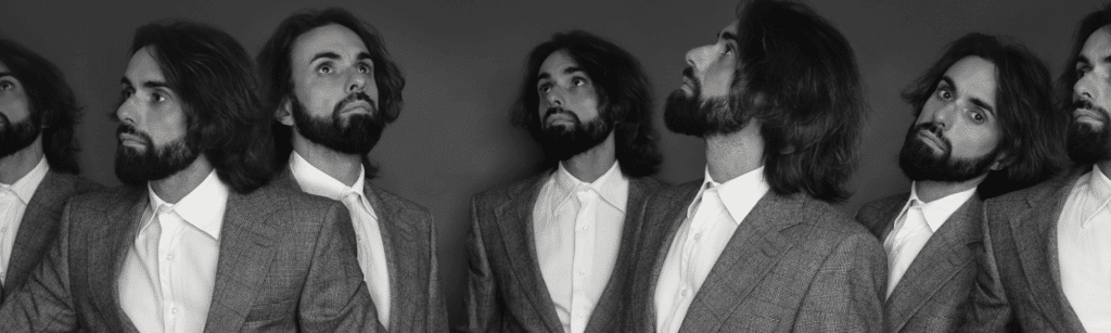 Un homme est photographié sous différents angles de vue