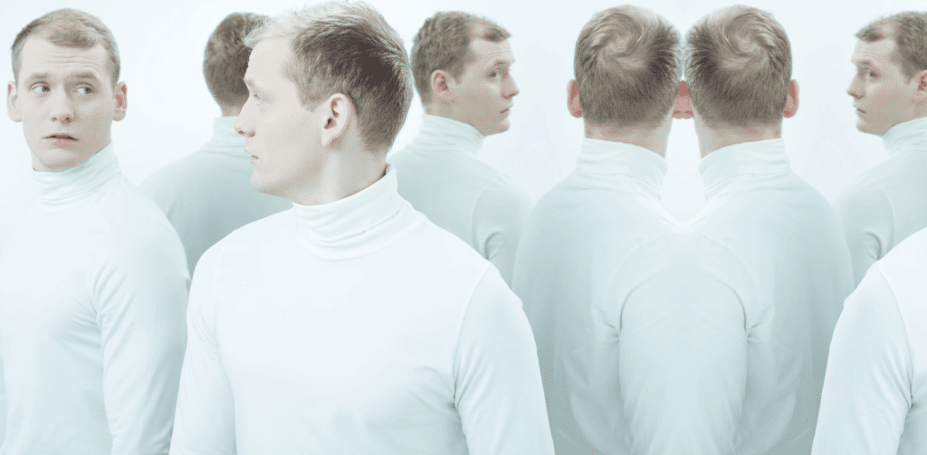 Plusieurs personnes se ressemblent beaucoup et sont habillés de la même manière