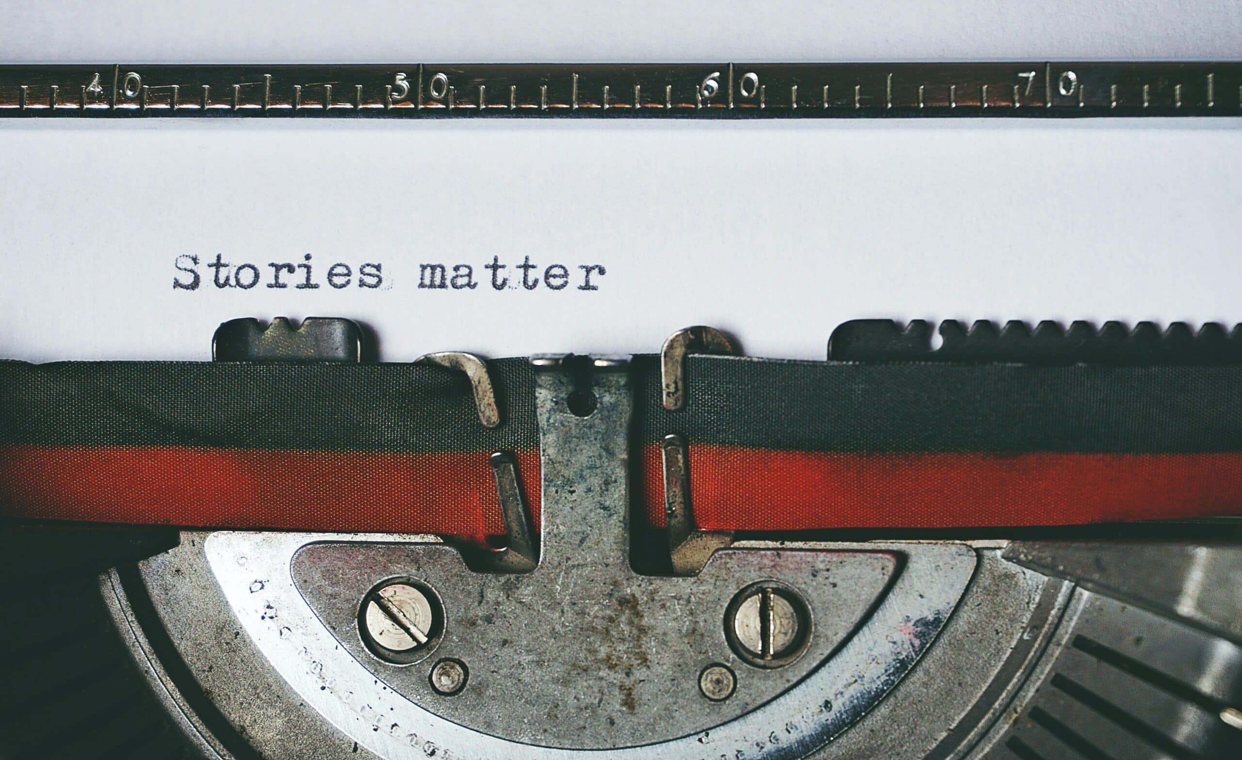 Une machine à écrire avec du texte écrit "Stories matter"