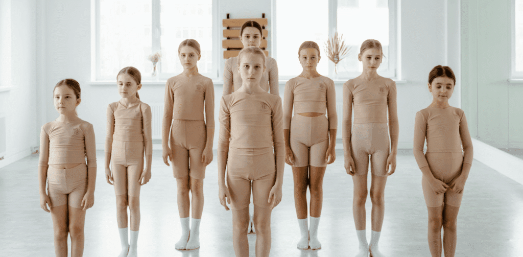 Un groupe de jeunes danseuses sont alignés au garde à vous