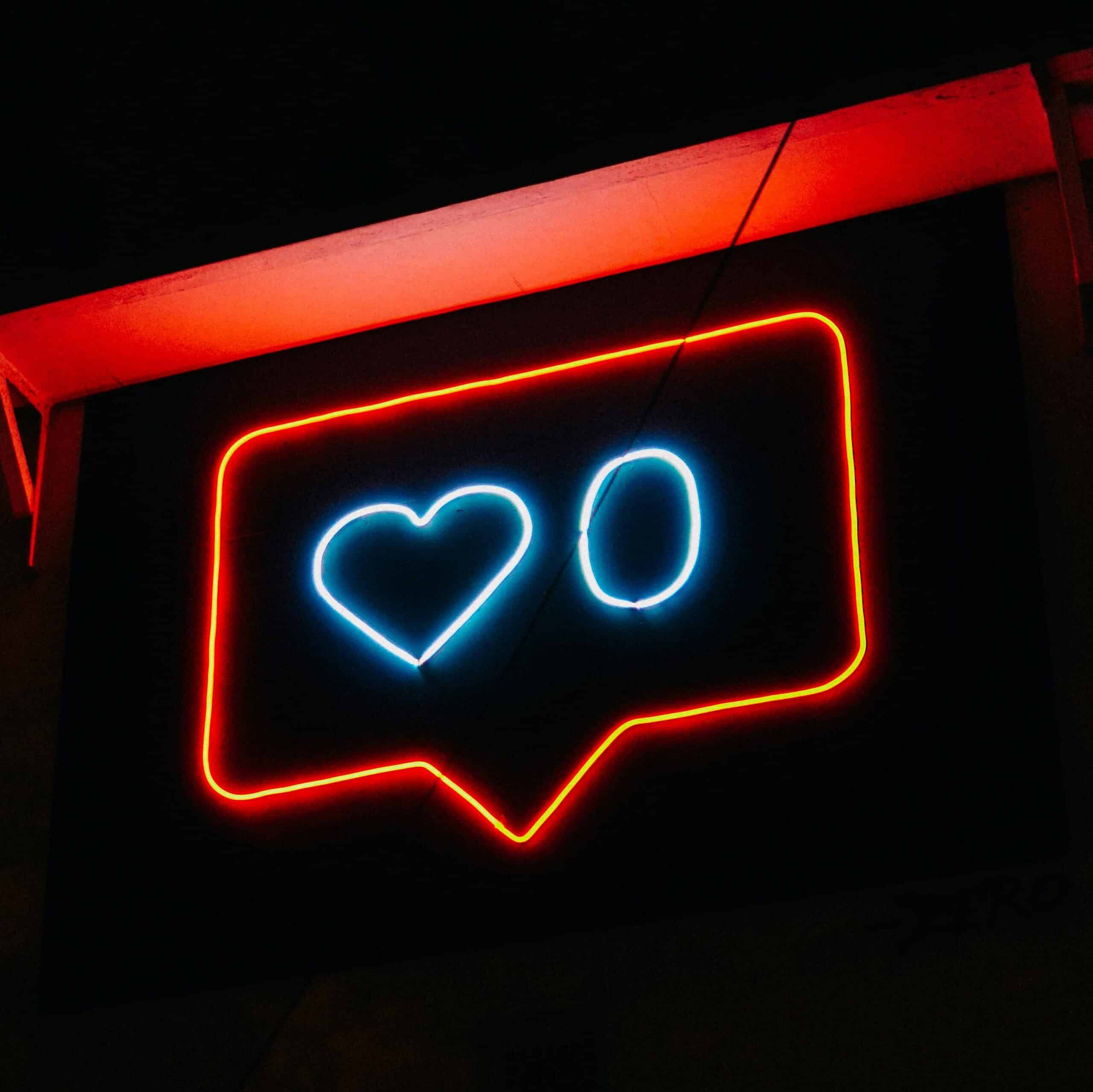 Un panneau d'affichage lumineux affiche zéro like