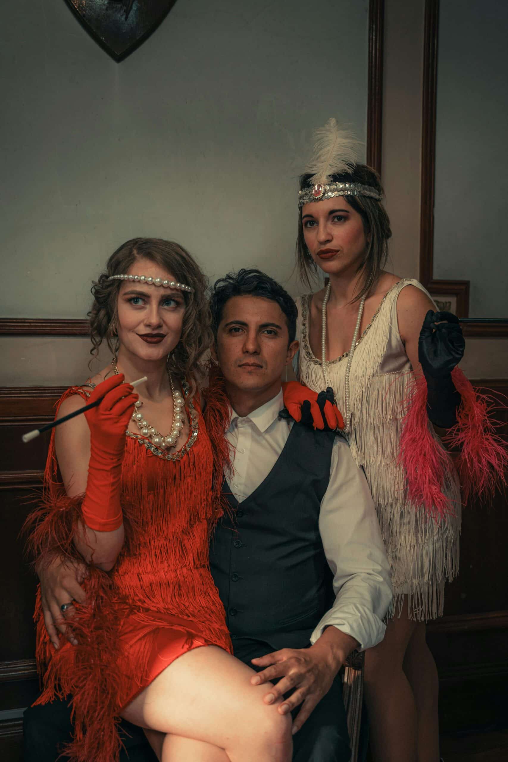 Trois personnes habillées dans un style années 1930 prennent la pose