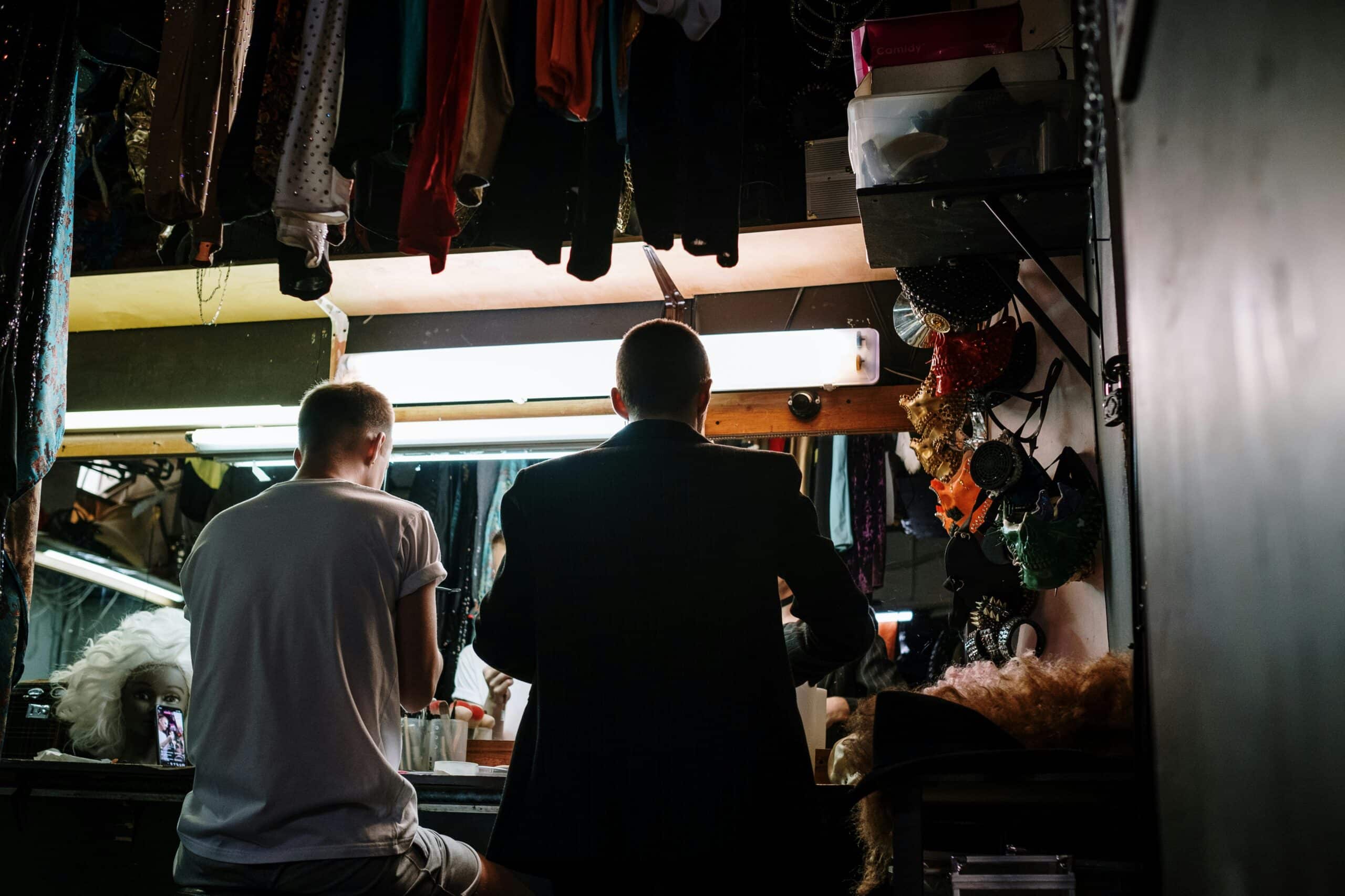 Deux hommes se préparent avec un show