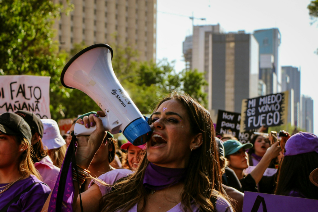 Des femmes manifestent