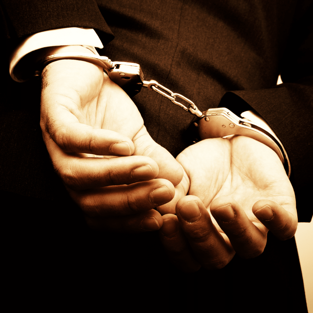 Des mains en menottes