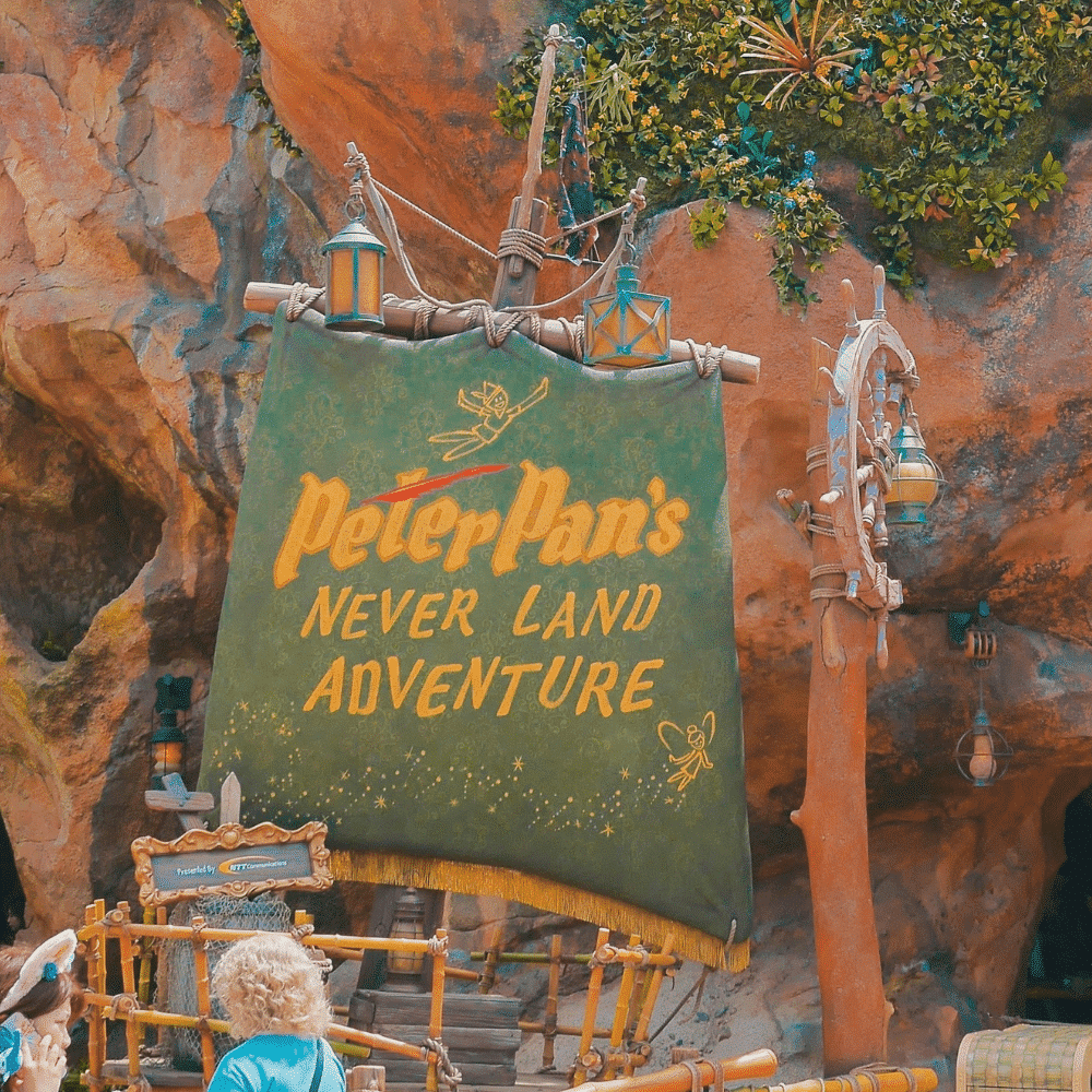 Un écriteau dans un parc Disney