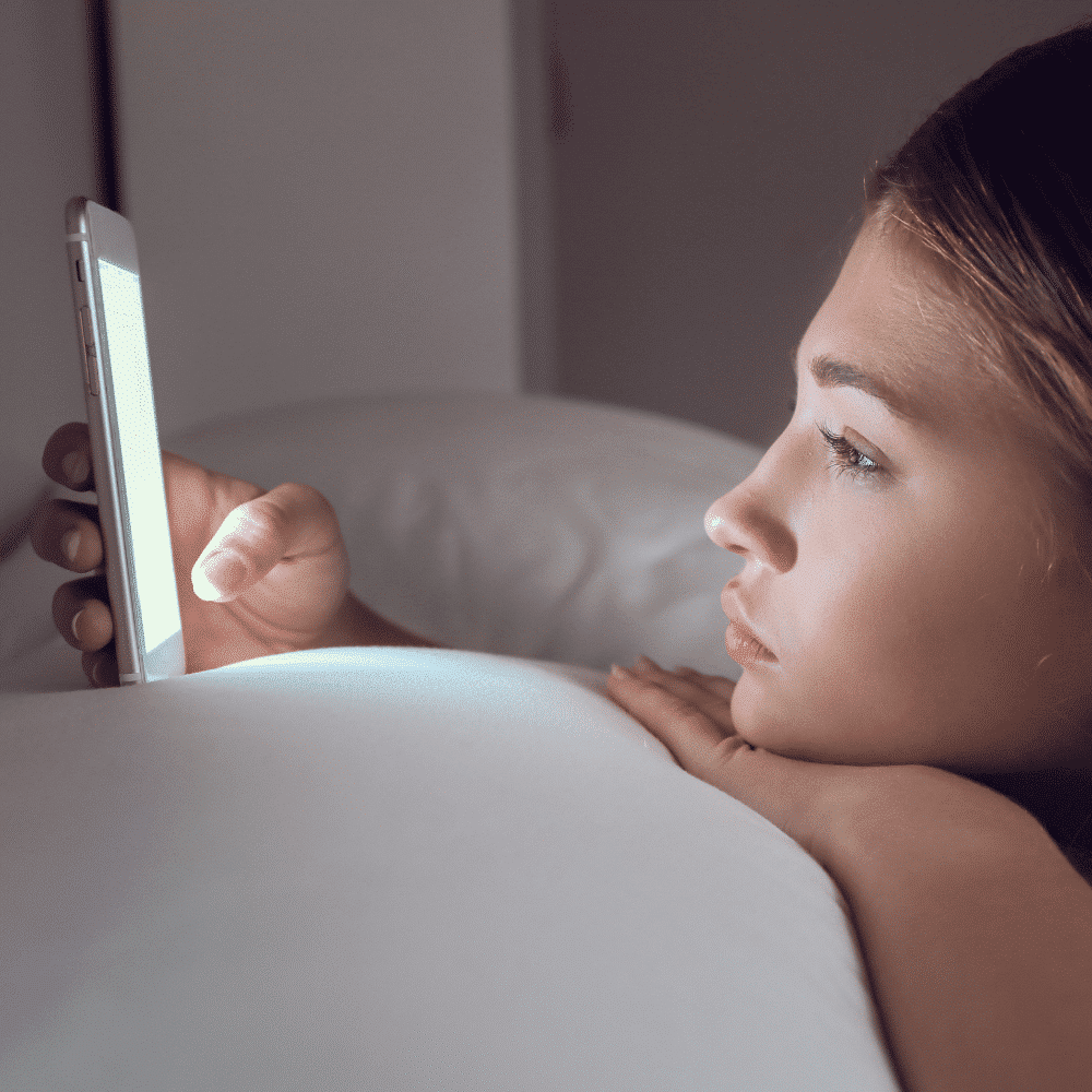 Une femme scrolle sur son téléphone