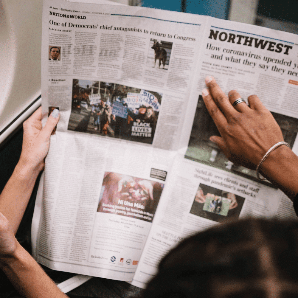 Une femme lit un journal dans un avion