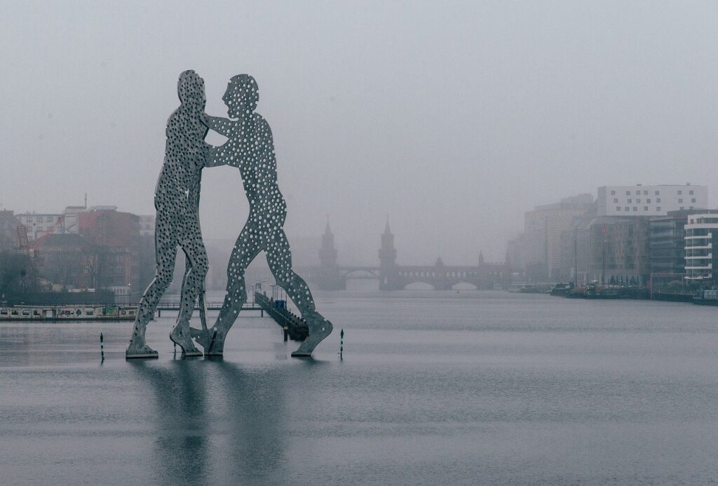 Ville dans le brouillard avec une statue de deux hommes qui se battent