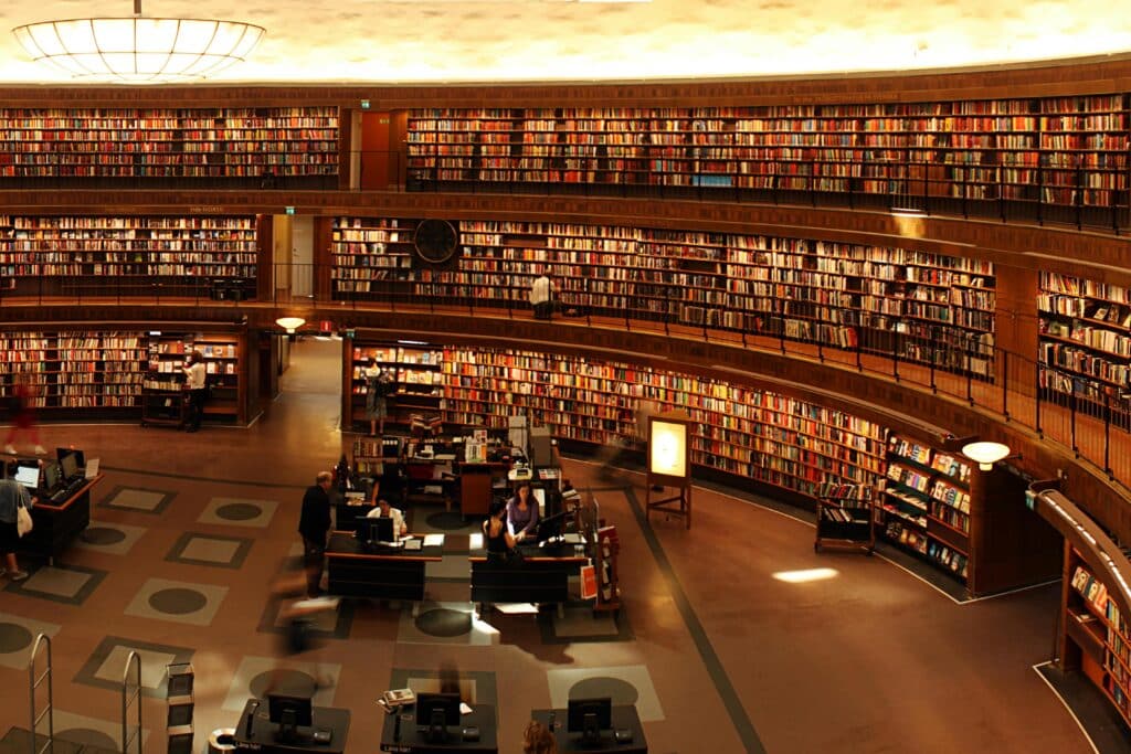 Une grande bibliothèque avec des gens qui étudient