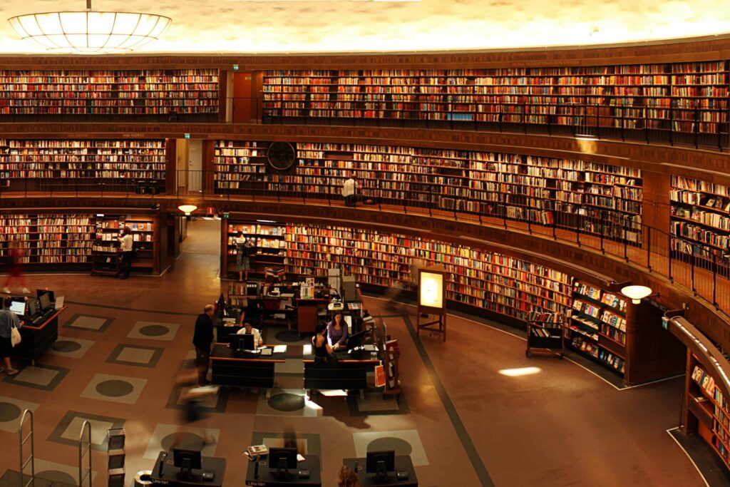 Une grande bibliothèque avec des gens qui étudient