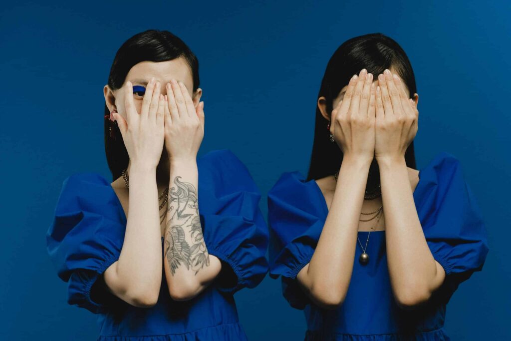 Deux personnes qui se ressemblent beaucoup cote à cote