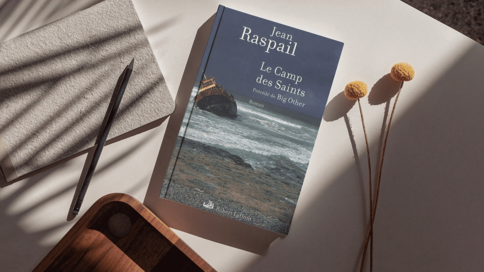 Le livre Le Camps des Saints de Jean Raspail posé sur une table