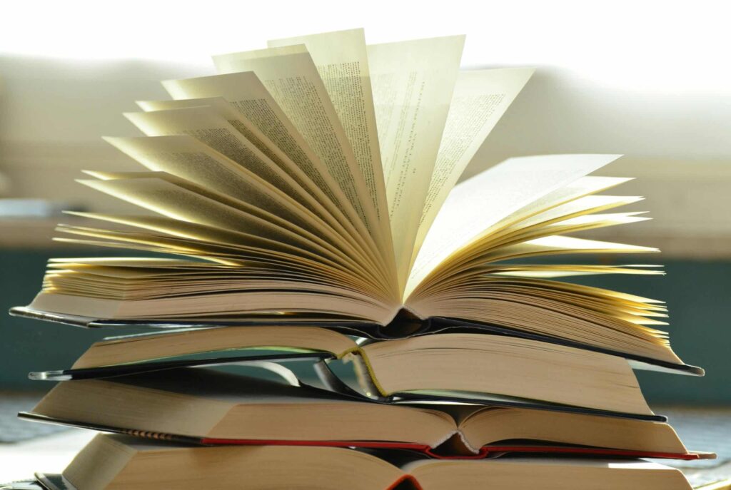 Un livre ouvert avec les pages qui tournent