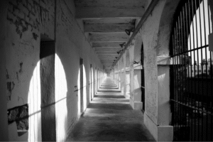 Un corridor dans une prison en noir et blanc