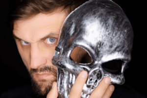 Un homme aux airs inquiétants avec un masque tête de mort argenté
