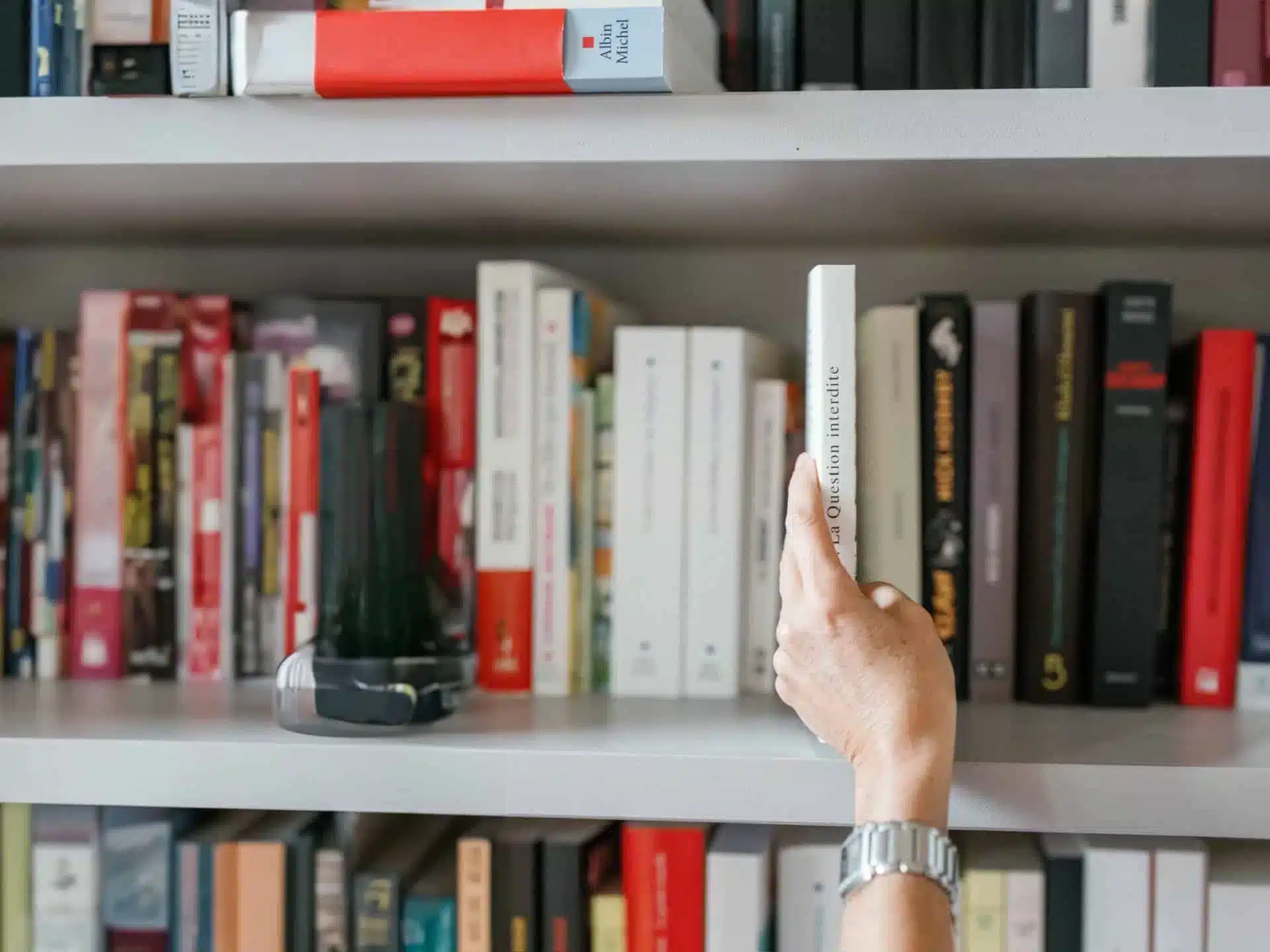 Le livre La Question interdite aux éditions Une Autre Voix, dans une bibliothèque