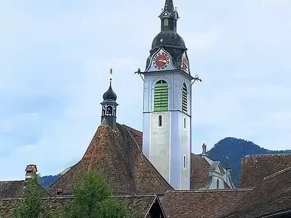 Une église au milieu du village