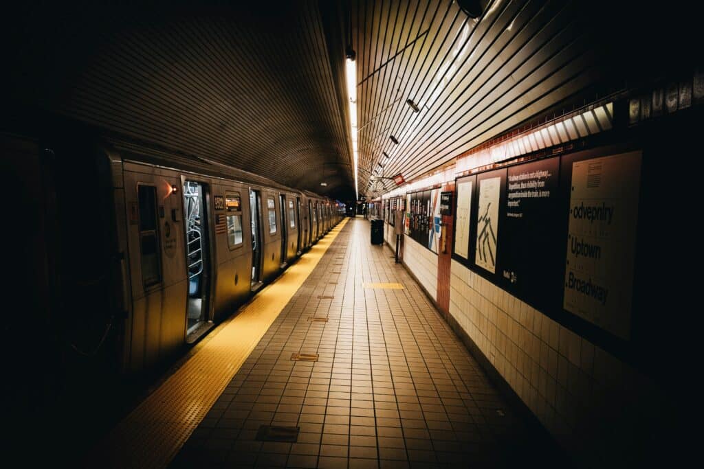 Une station de métro sombre